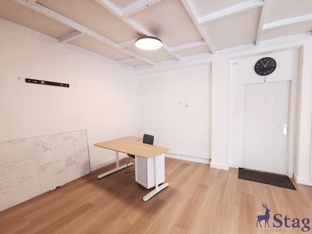 Bureau de 65 m² avec parking idéalement situé à Bierges