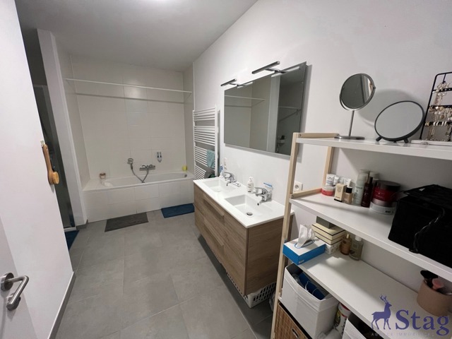 Appartement 3 chambres avec terrasse, parking et cave