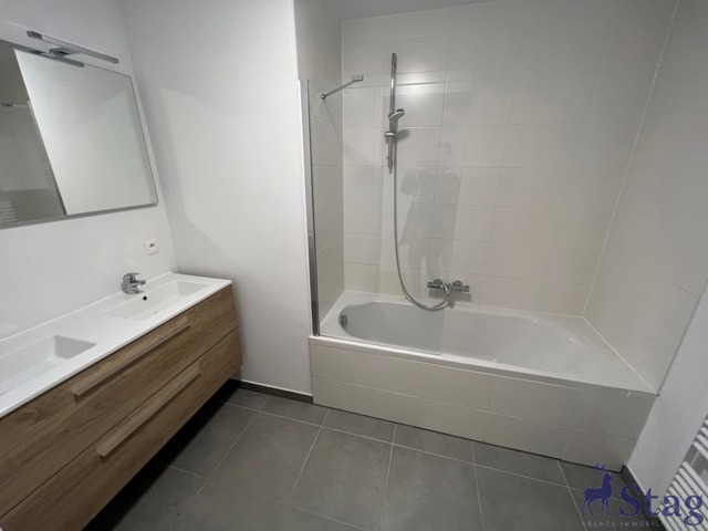 Splendide appartement 2 chambres, terrasse, parking et cave