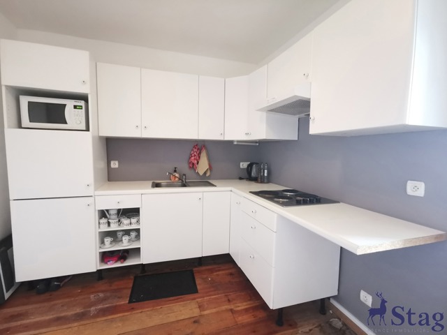Lumineux studio idéalement situé avec cuisine séparée