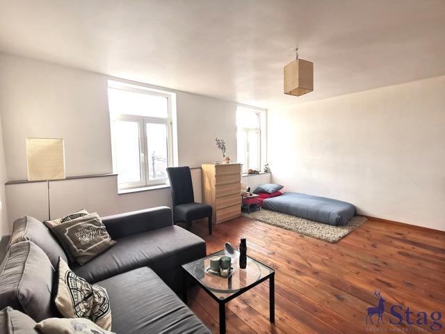 Lumineux studio idéalement situé avec cuisine séparée