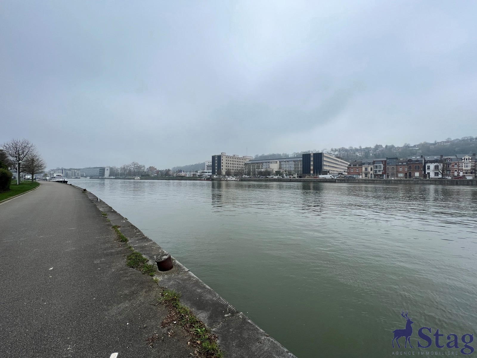 Appartement rez 2 chambres et cour à proximité de la Meuse