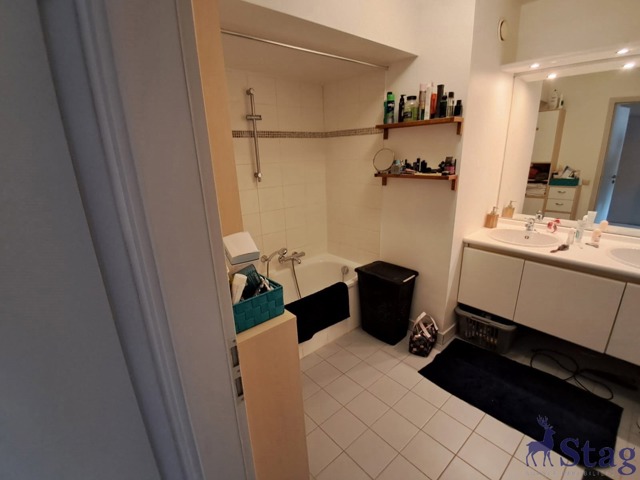 Appartement 2 chambres avec terrasse, parking et cave