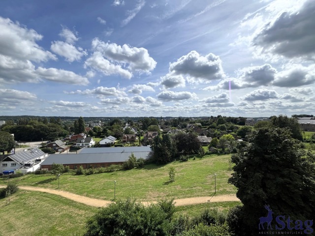 Appartement 2 chambres, bureau, terrasse parking et cave