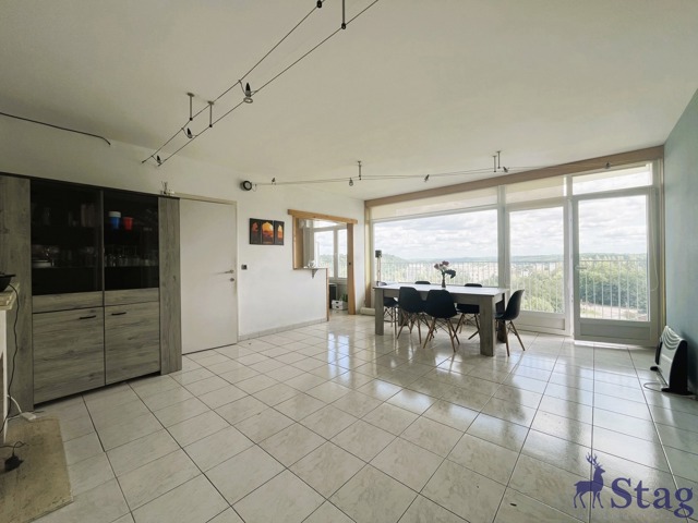 Appartement 2 chambres, bureau, terrasse parking et cave