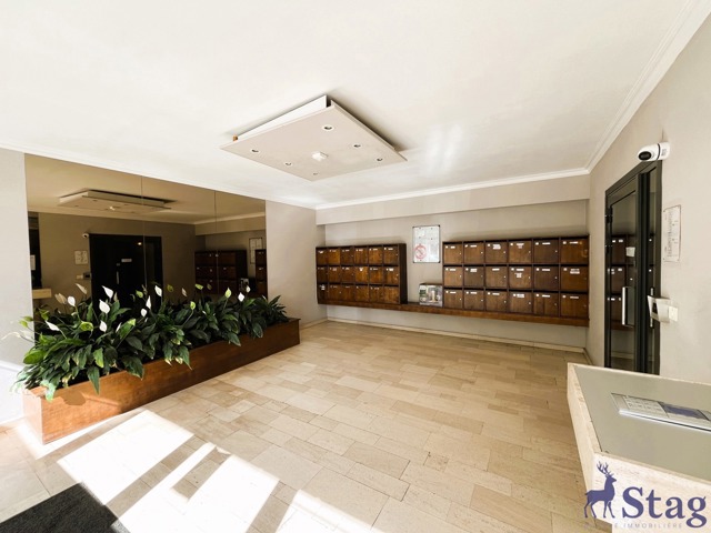 Appartement 2 chambres, bureau, terrasse parking et cave