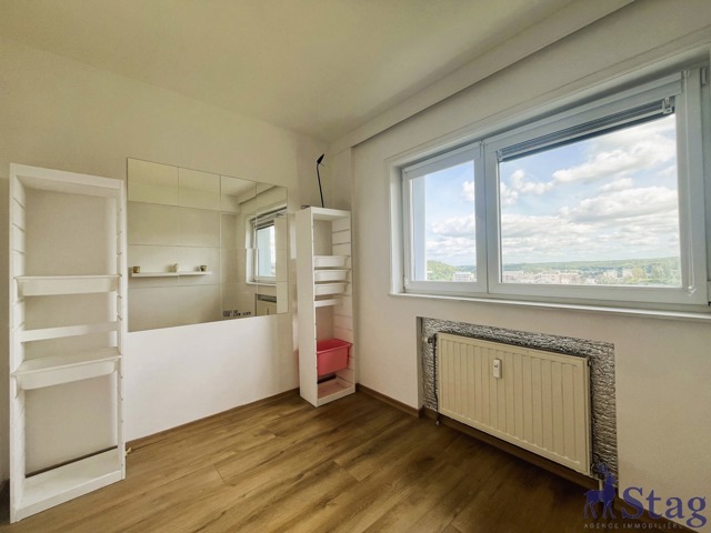 Appartement 2 chambres, bureau, terrasse parking et cave