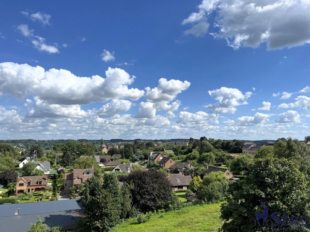 Appartement 2 chambres, bureau, terrasse parking et cave