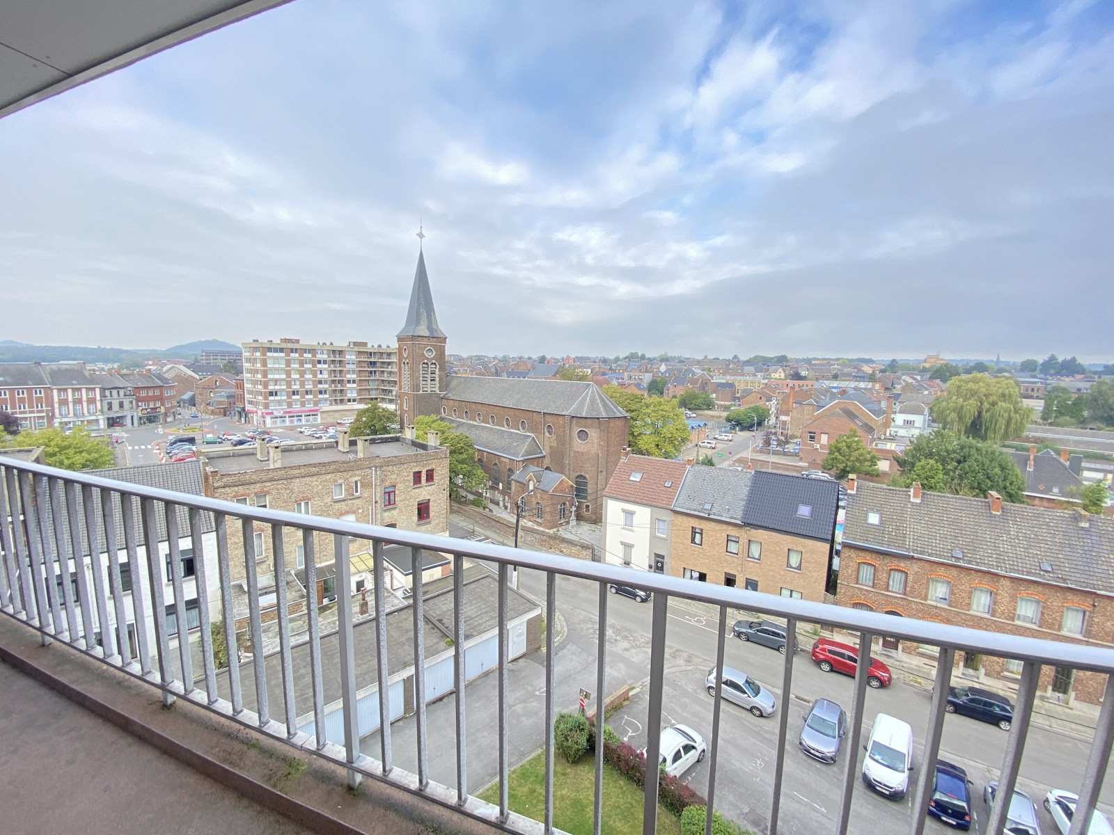 Appartement traversant 2 chambres, terrasses, parking, cave