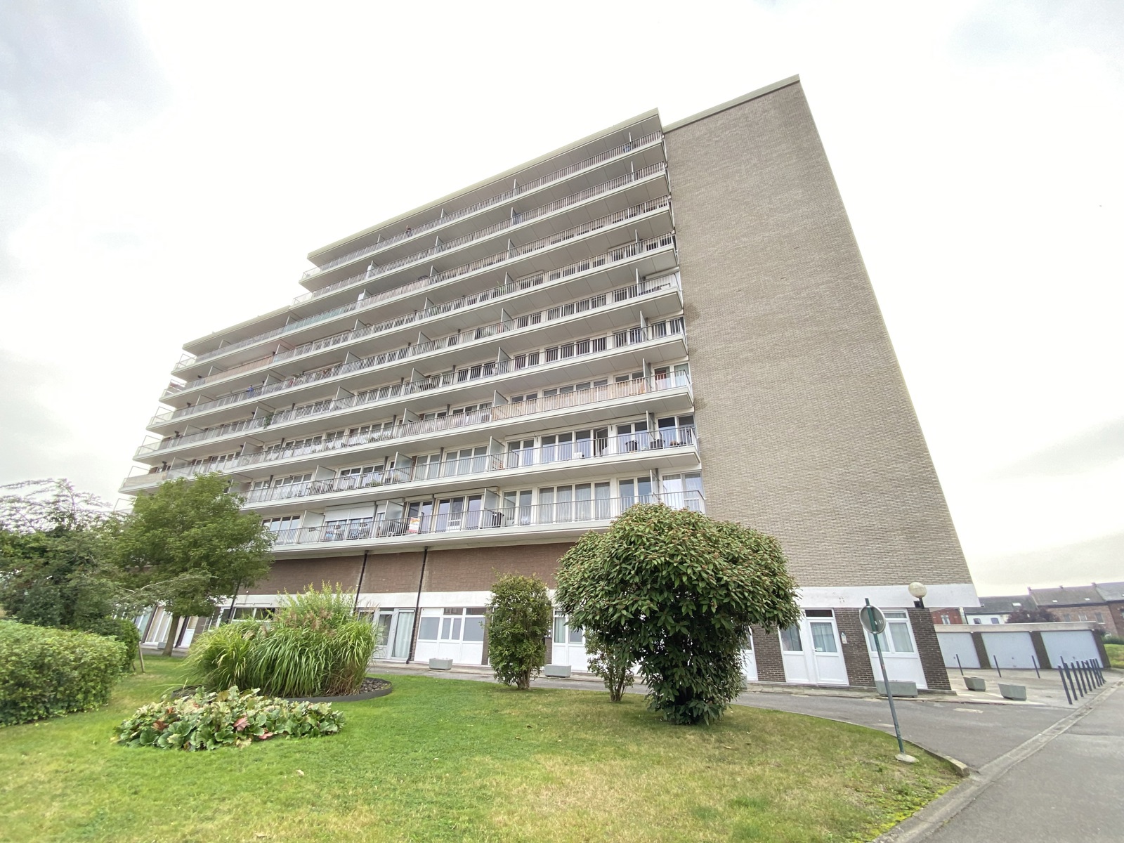 Appartement traversant 2 chambres, terrasses, parking, cave