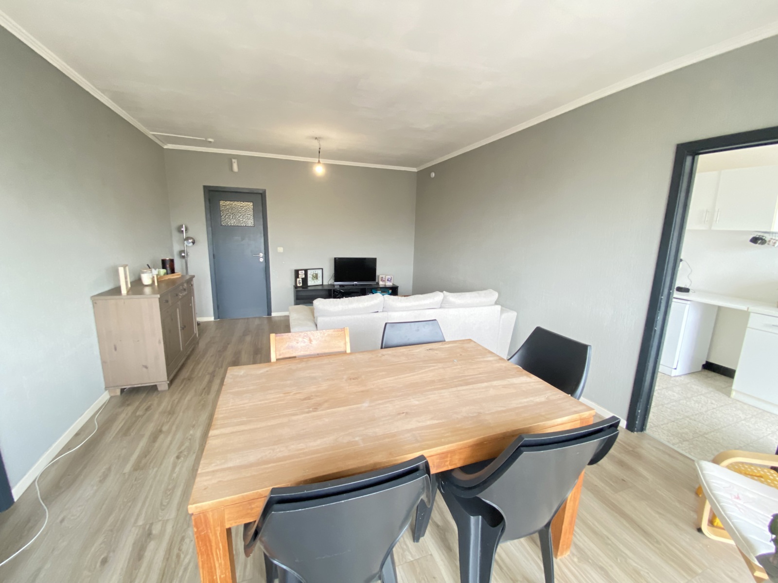 Appartement traversant 2 chambres, terrasses, parking, cave