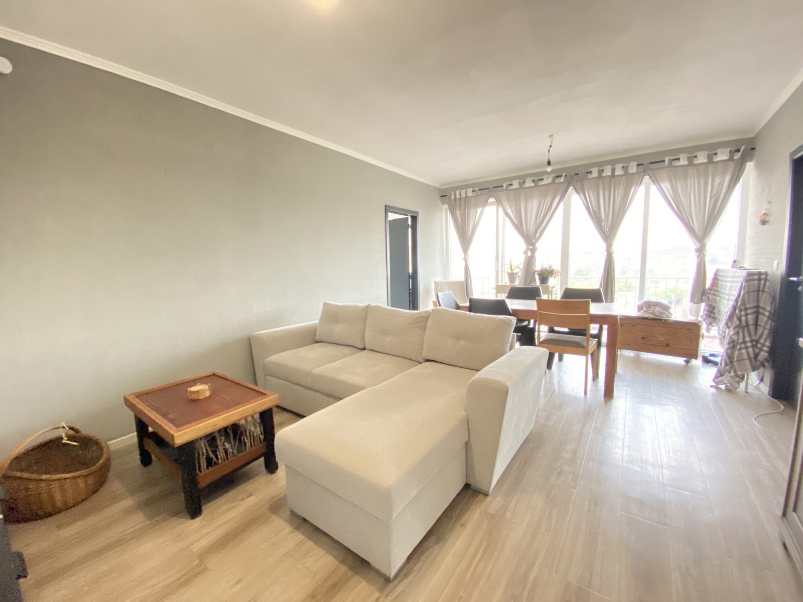 Appartement traversant 2 chambres, terrasses, parking, cave