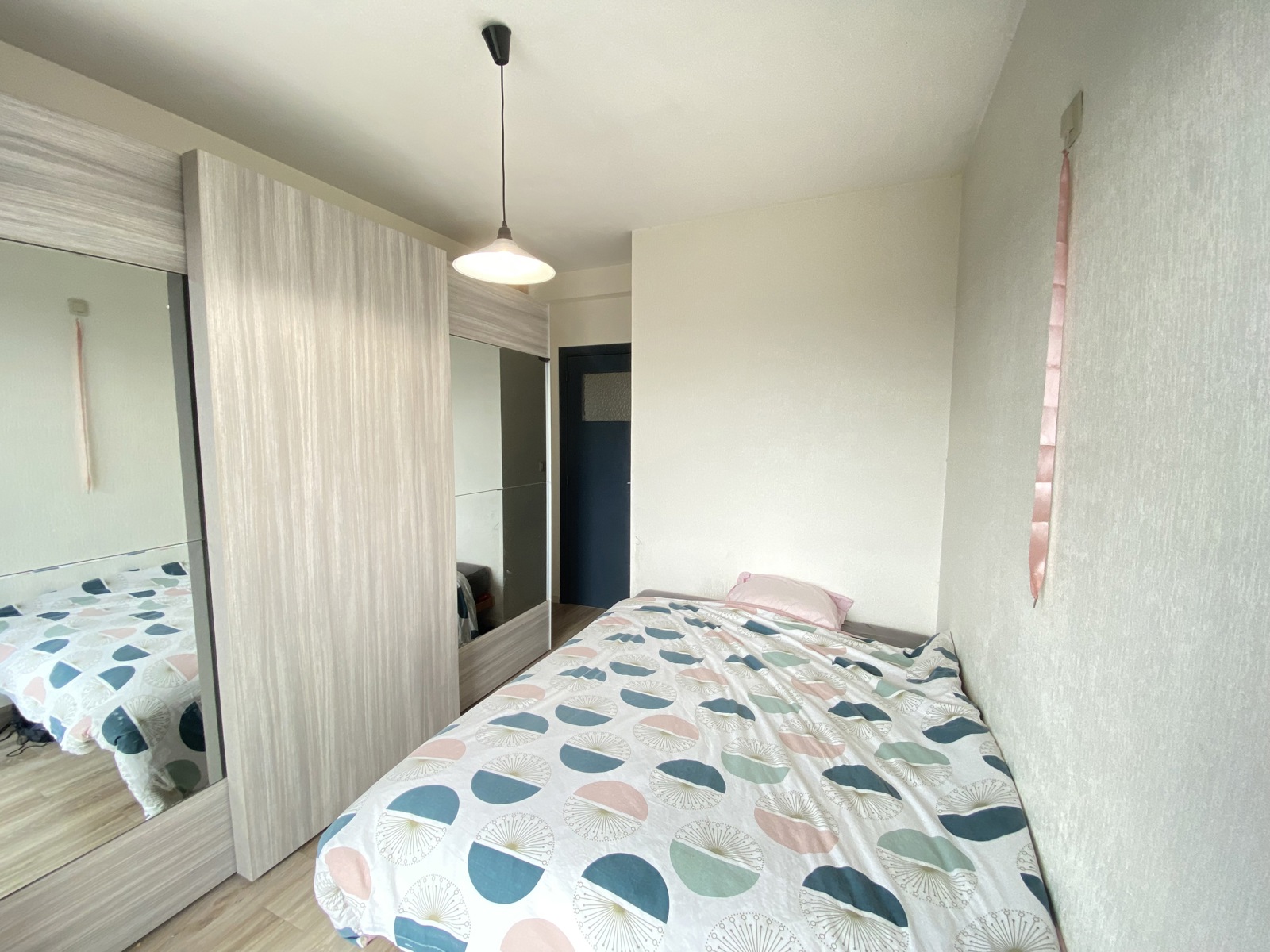 Appartement traversant 2 chambres, terrasses, parking, cave