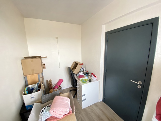 Appartement traversant 2 chambres, terrasses, parking, cave