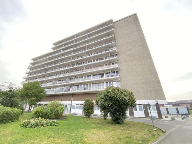 Appartement traversant 2 chambres, terrasses, parking, cave