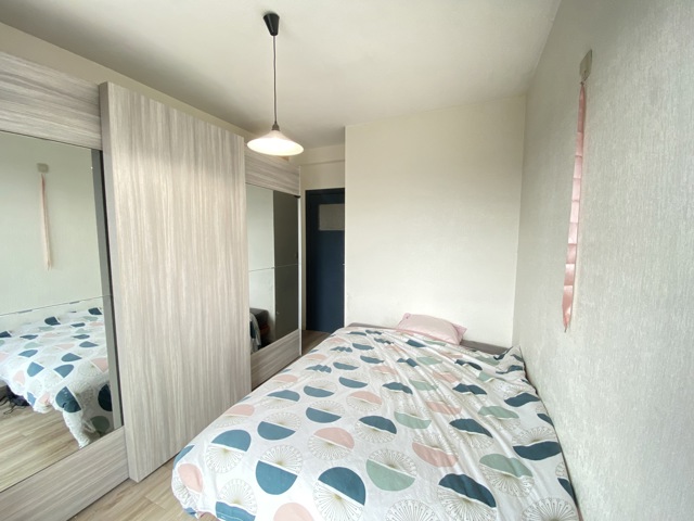 Appartement traversant 2 chambres, terrasses, parking, cave