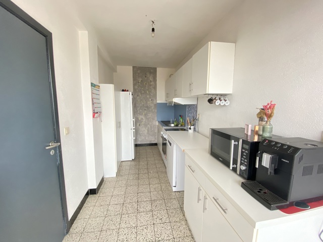 Appartement traversant 2 chambres, terrasses, parking, cave