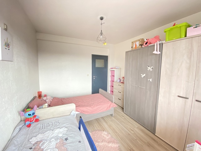 Appartement traversant 2 chambres, terrasses, parking, cave
