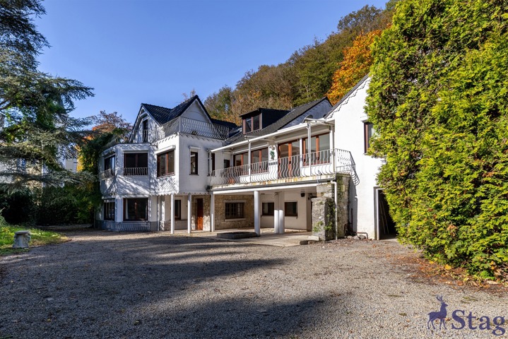 Propriété sur 2 hectares avec parc, bois, étang et verger