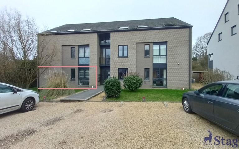 Appartement 2 chambres, rez-de-chaussée, terrasse et parking