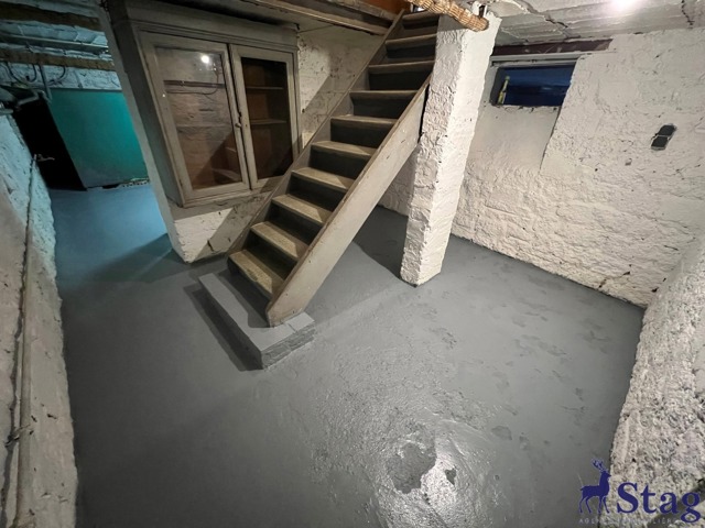 Villa 3 chambres rénovée avec bureau, garages et caves