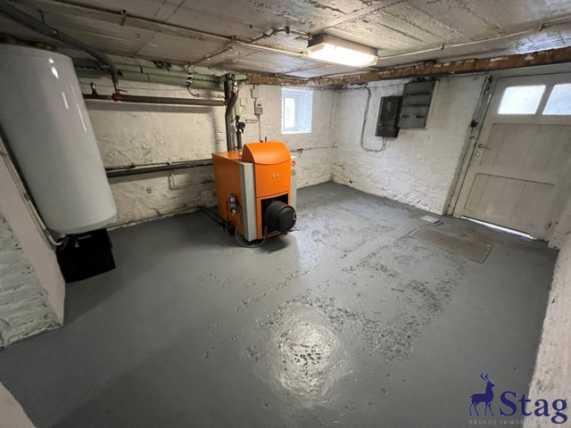 Villa 3 chambres rénovée avec bureau, garages et caves