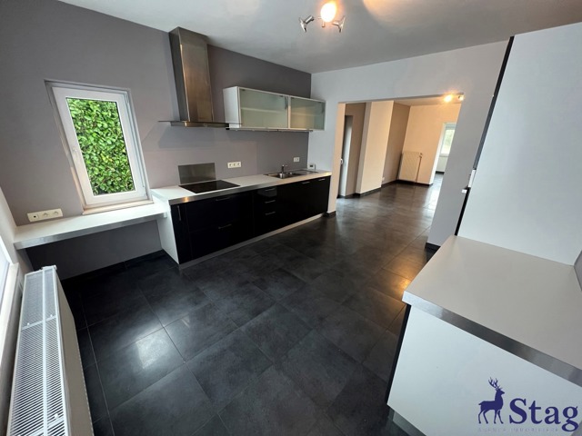 Villa 3 chambres rénovée avec bureau, garages et caves