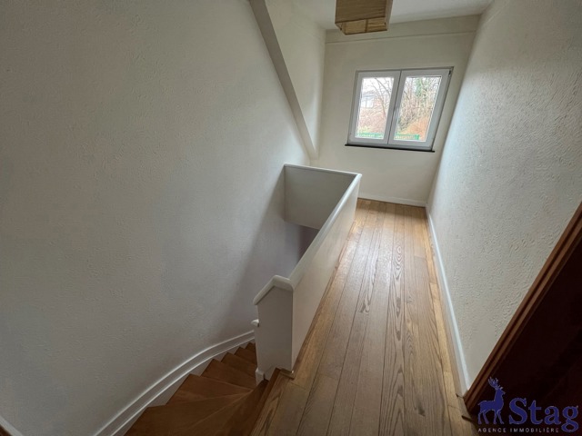 Villa 3 chambres rénovée avec bureau, garages et caves