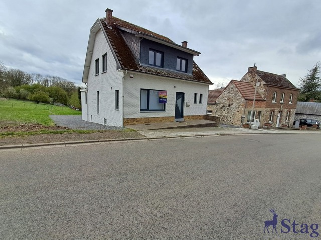 Villa 3 chambres rénovée avec bureau, garages et caves