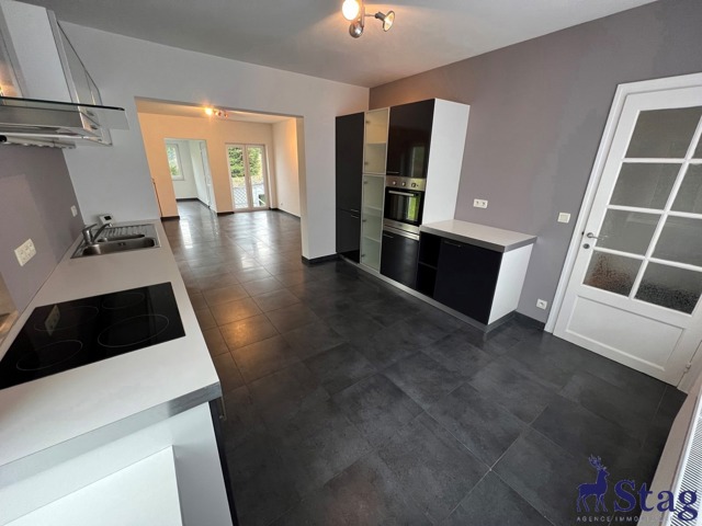 Villa 3 chambres rénovée avec bureau, garages et caves