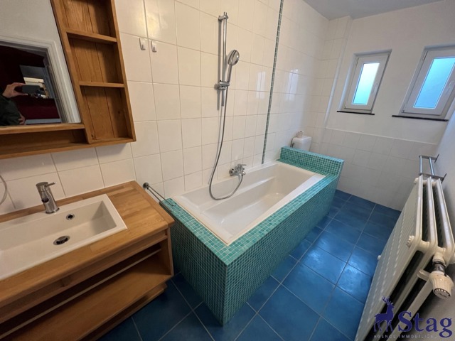 Villa 3 chambres rénovée avec bureau, garages et caves