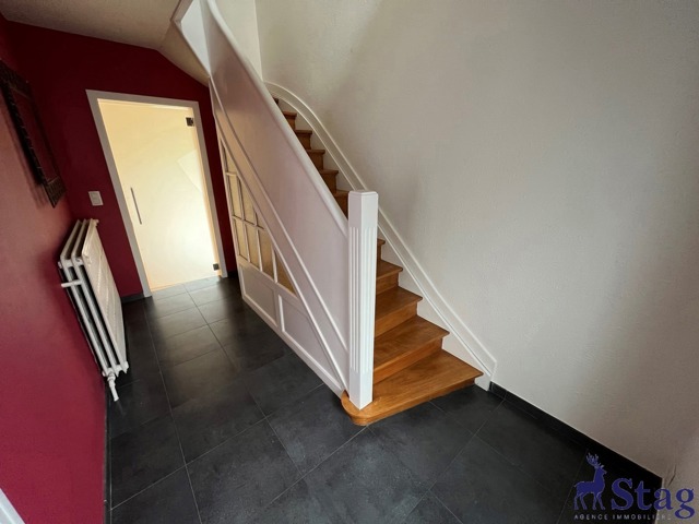 Villa 3 chambres rénovée avec bureau, garages et caves