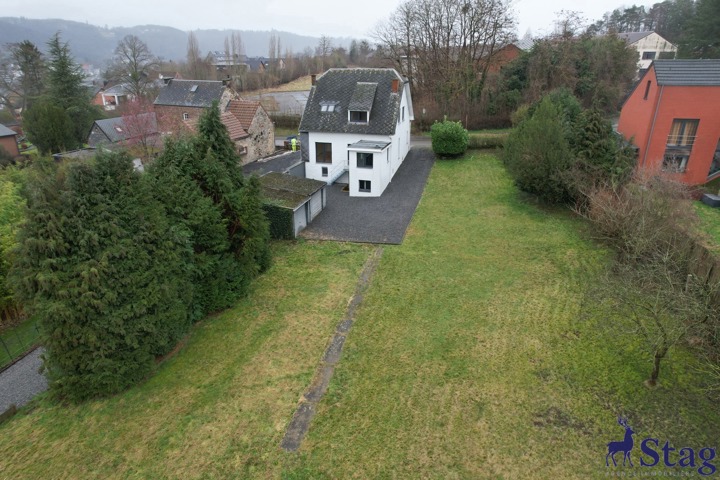 Villa 3 chambres rénovée avec bureau, garages et caves