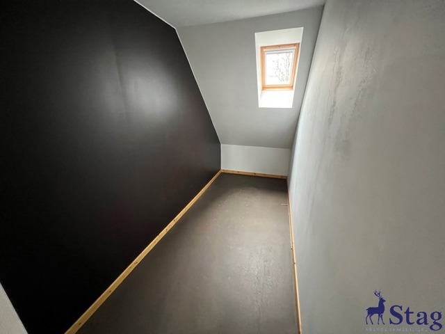 Villa 3 chambres rénovée avec bureau, garages et caves