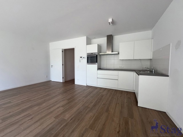 Bel appartement au rez 2 chambres terrasse, parking et cave