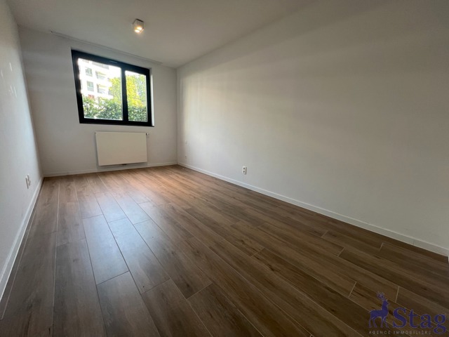 Bel appartement au rez 2 chambres terrasse, parking et cave