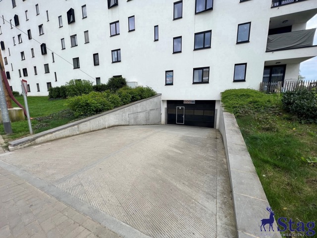 Bel appartement au rez 2 chambres terrasse, parking et cave