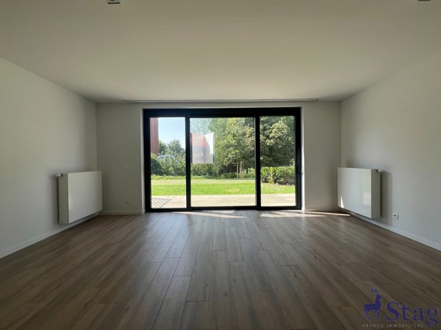 Bel appartement au rez 2 chambres terrasse, parking et cave