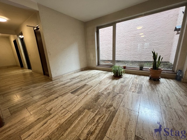 Studio parfait état au 1er étage avec cave