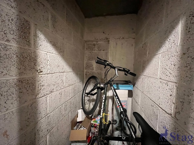 Studio parfait état au 1er étage avec cave