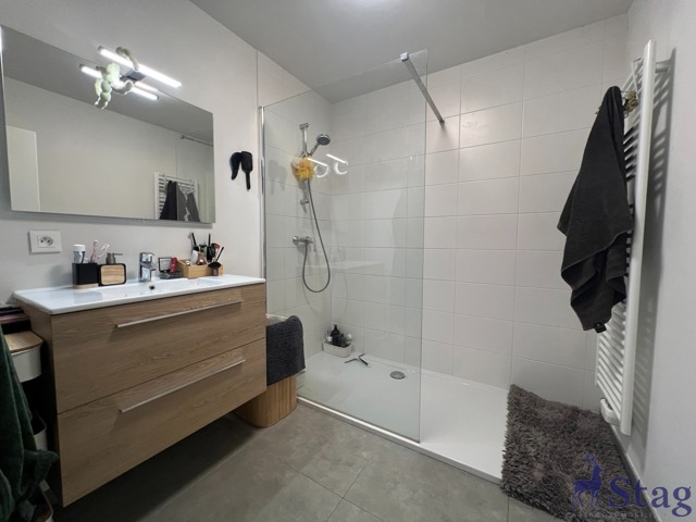 Appartement rez-de-chaussée, 2 chambres, terrasse, parking