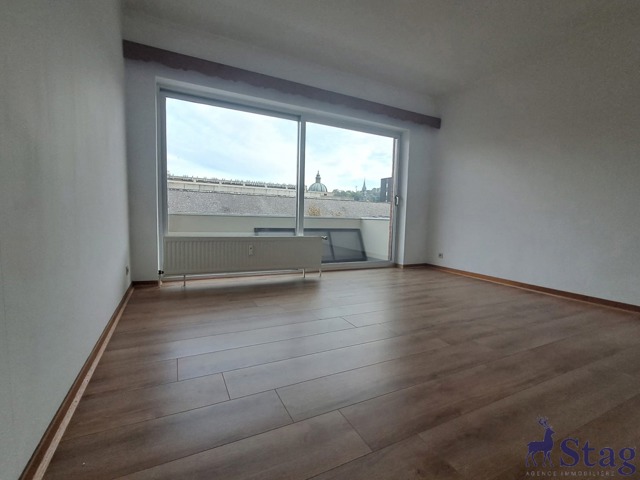 Bel appartement traversant de 3 chambres, cave et grenier