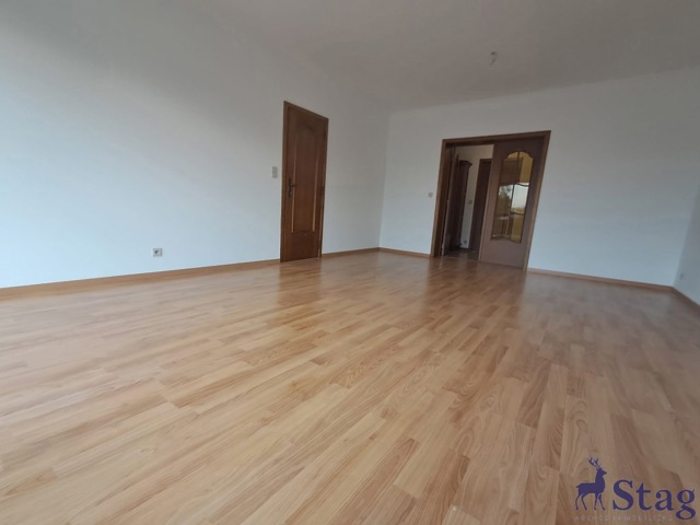 Bel appartement traversant de 3 chambres, cave et grenier