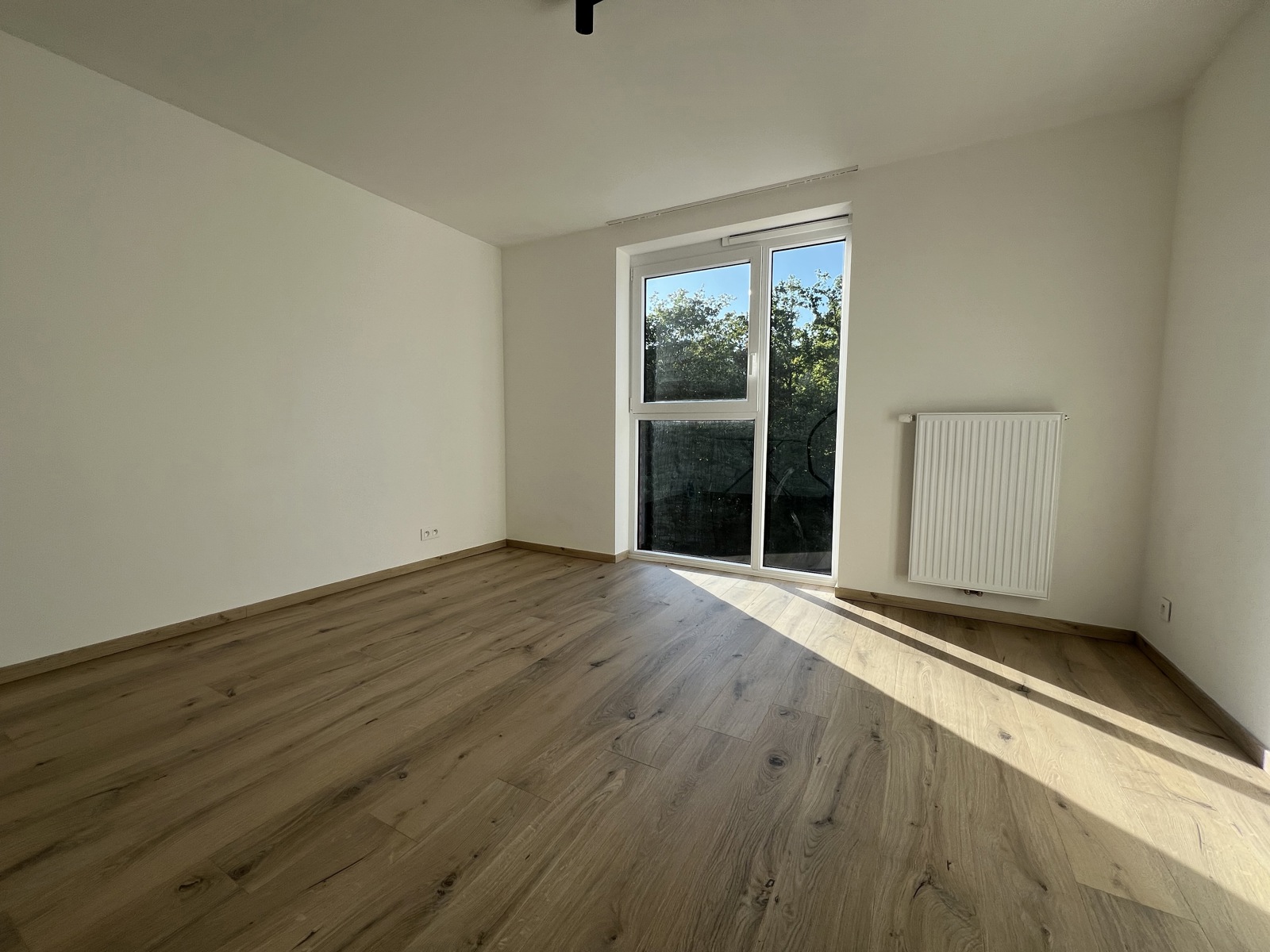 Appartement 2 chambres, terrasse, parking et box garage
