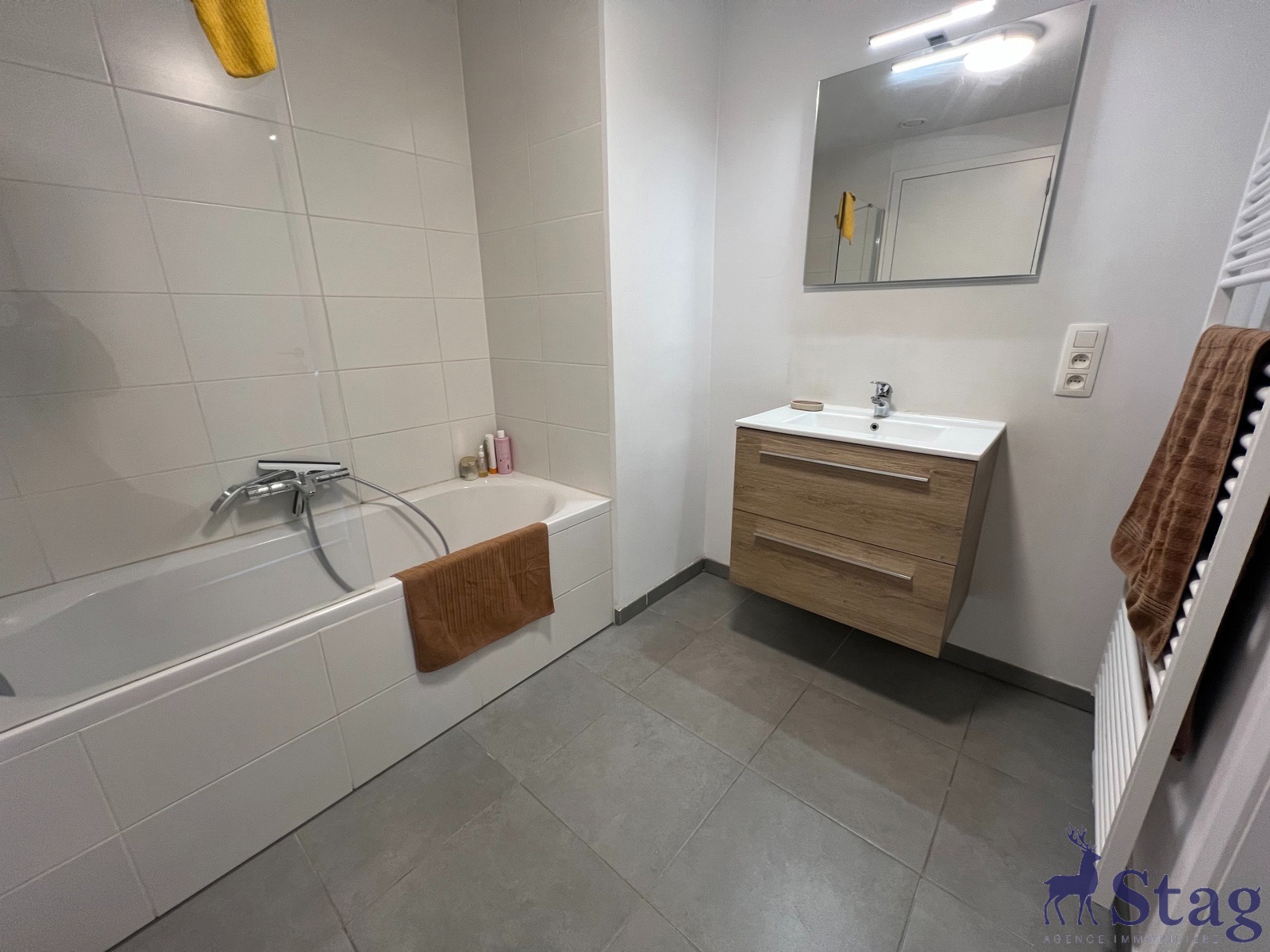 Bel appartement 1 chambre avec terrasse, parking et cave