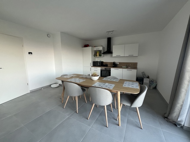 Appartement 2 chambres, terrasse, parkings et cave