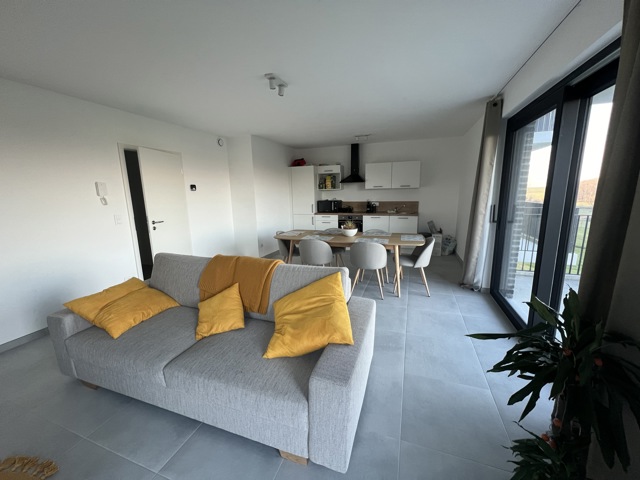Appartement 2 chambres, terrasse, parkings et cave
