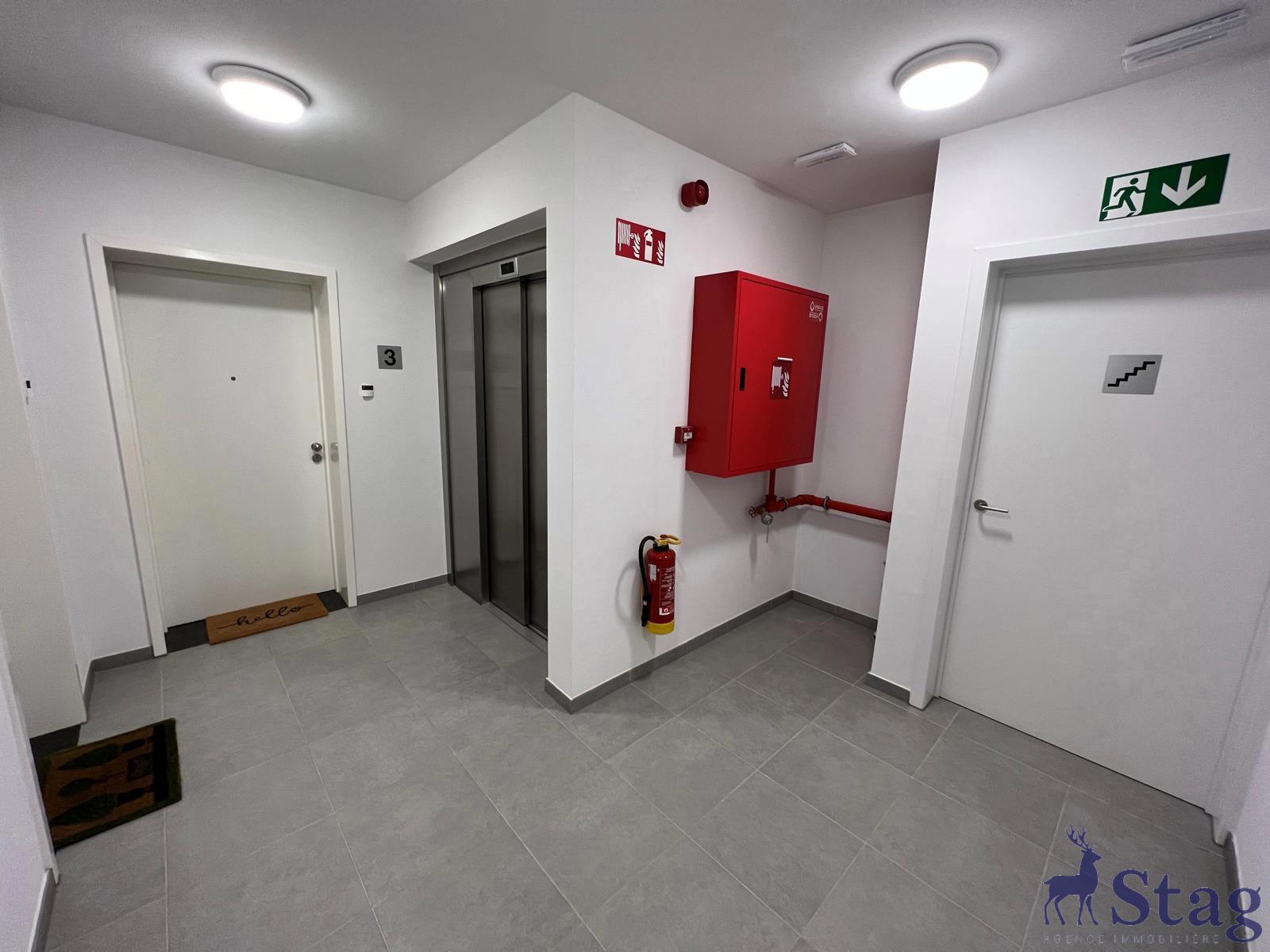Appartement 2 chambres avec terrasse, parking et cave