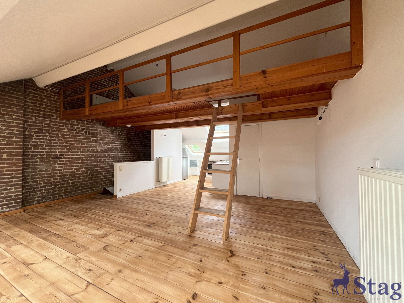 Studio avec mezzanine et vue imprenable sur la Meuse