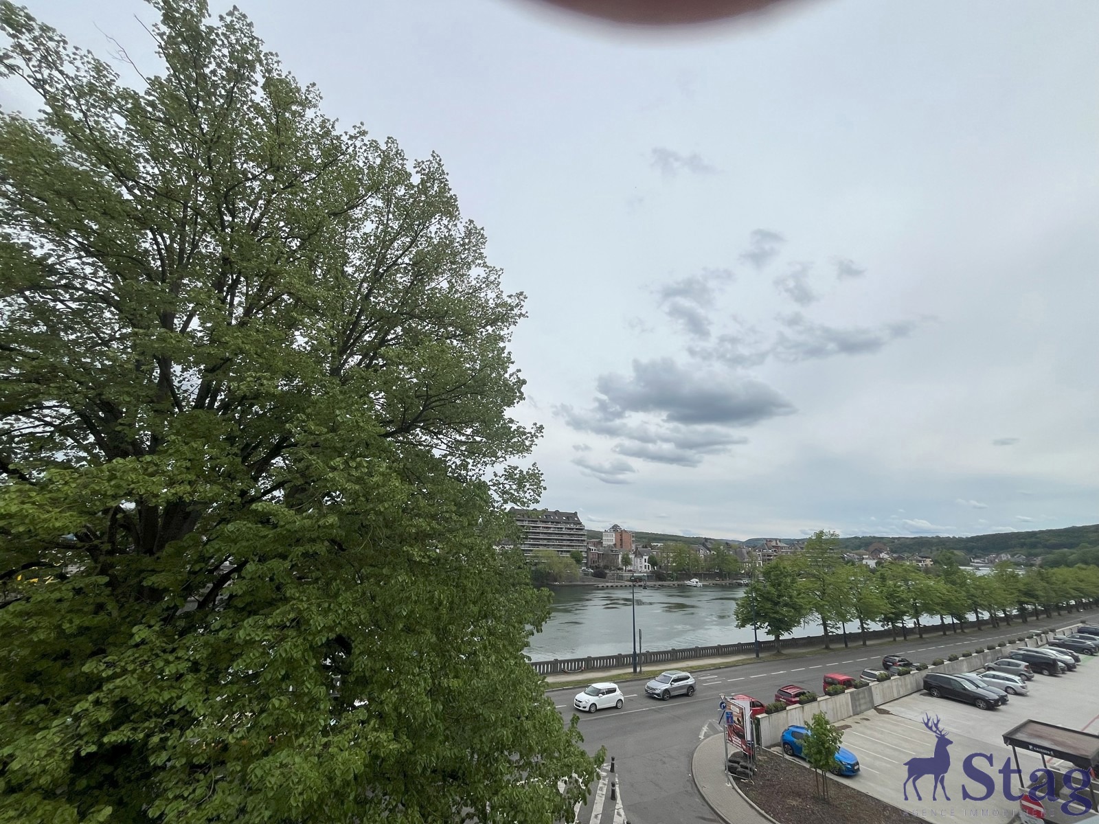 Studio avec mezzanine et vue imprenable sur la Meuse